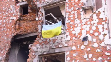 Tuğla binanın penceresinden bir bayrak sergilenerek tuğla işçiliği cephesine bir parça sanat katılıyor. Tuğla evin karşısında duran bayrağın kontrastı çarpıcı bir görüntü oluşturuyor.