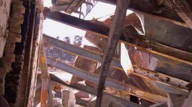 Video, yangından zarar görmüş bir evin dışını göstererek başlıyor. Çatı çökmüş ve duvarlar kararmış durumda. Evin içi de ağır hasar görmüş.. 