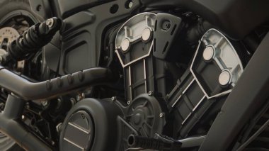 Mekanik zarafetini ve eşsiz tasarımını vurgulayan bir motorun ayrıntılı görünümü