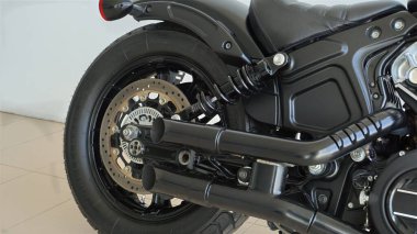 Bu büyüleyici görüntü modern bir motosikletin parlak tasarımı ve güçlü özelliklerini gözler önüne seriyor.