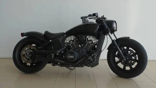 Modern ve modern çevre ortamında şık siyah bir motosiklet zarif bir şekilde sergilenir.