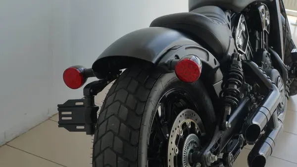 Gösterişli ve şık bir motosiklet, benzersiz özellikleriyle birlikte göz alıcı modern bir tasarım sergiliyor.