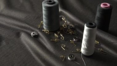 Pürüzsüz kumaş üzerine kurulmuş renkli iplikler ve aksesuarlardan oluşan canlı bir dizi, çeşitli el işi projeleri için ideal.