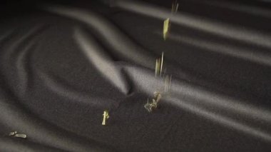 Kara kumaşın üzerine düşen iğnelerin büyüleyici görüntüleri, karmaşık hareketler ve çarpıcı detaylar.
