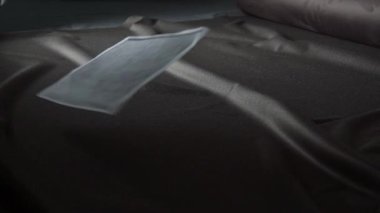 Zarif bir kağıt parçasıyla örtülmüş, şaşaalı bir kumaş kaplaması güzelliği ve tarzı gözler önüne seriyor.