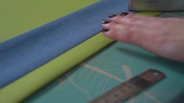 Çeşitli el işi projelerinde kullanılan kumaş katmanları için özel olarak tasarlanmış ütü tekniğini etkili bir şekilde yakalamak