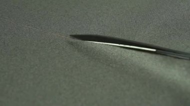 Geliştirilmiş kesim tekniklerini farklı kumaşlarda makas kullanarak keşfet.