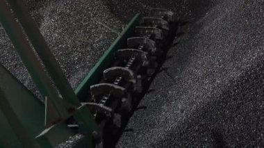 Bir depo içinde granüler materyalleri taşımak için tasarlanmış verimli bir taşıyıcı sistem.