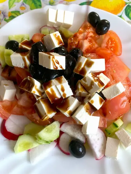 Taze domatesli, salatalıklı, salatalıklı, zeytinli, turplu ve duyularınız için peynirli bir ziyafetin tadını çıkarın.