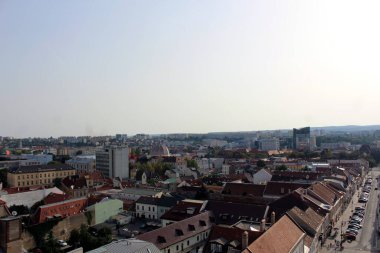 St. Elisabeth Katedrali 'nden Kosice' nin panoramik manzarası, sokakları olan gündüz manzaralı şehir manzarası, ortaçağ binalarının kırmızı kiremitli çatıları ve mavi bulutlu gökyüzü, kentsel gökyüzü, Slovakya (Slovensko))