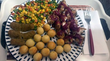 Yaban mersini reçelli köfteler, Meksika sebzeleri ve peynir mermileri.