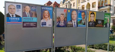 Timisoara, Romanya 27 Ekim 2024: 2024 Romanya cumhurbaşkanlığı seçimleri için resmi kampanya posterleri: Marcel Ciolacu, Nicolae Ciuca, Mircea Geoana, Elena Lasconi, Simion, Hunor, Orban, Terhes
