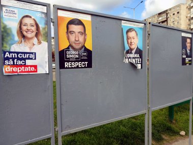 Timisoara, Romanya: 2025 Romanya cumhurbaşkanlığı seçimleri için resmi kampanya posterleri: Nicusor Dan, Crin Antonescu, Elena Lasconi, Gerge Simion