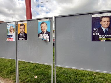 Timisoara, Romanya: 2025 Romanya cumhurbaşkanlığı seçimleri için resmi kampanya posterleri: Nicusor Dan, Crin Antonescu, Elena Lasconi, Gerge Simion