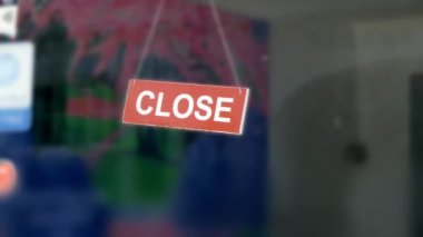 Ekonomik kriz ve mali zorluklar nedeniyle dükkanlar kapanıyor. Kapalı yazan bir tabela.