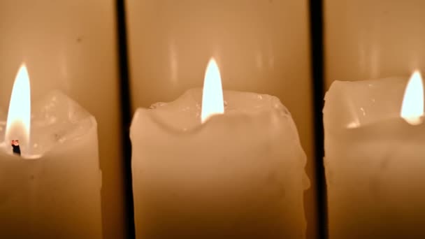 Een Rij Witte Kaarsen Brandt Het Donker Trillende Vlammen Van — Stockvideo