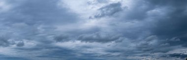 Kümülüs panoraması. Beyaz ve koyu gri fırtına bulutları. Yağmurlu havada..