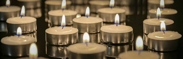Panoramablick Auf Viele Kerzen Die Dunkeln Brennen Zitternde Flammen Brennender — Stockfoto