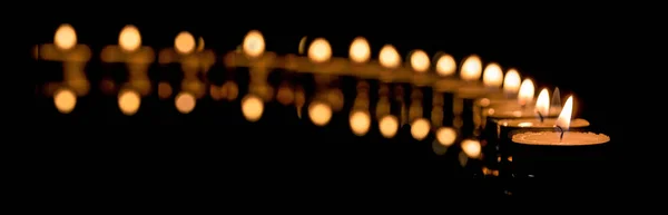 Eine Reihe Kerzen Brennt Dunkeln Die Flamme Brennender Kerzen Auf — Stockfoto