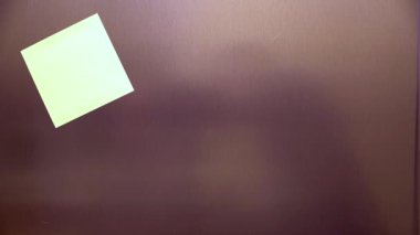 Arka planda bir sürü sarı not kağıdı var. Hareket animasyonunu durdur. Hareket etiketlerini durdur