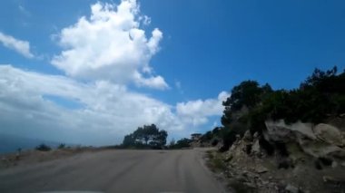 Yolun ve deniz kenarındaki sıradağların POV 'u, Adriyatik Denizi, Avrupa.