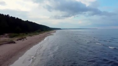 Mavi suyu ve sarı kumsalı olan ıssız bir sahil. Baltık Denizi.