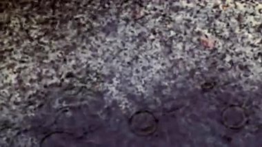 Su yüzeyine yansıyan bir su birikintisi içinde yağmur damlaları. su arkaplanı kapat