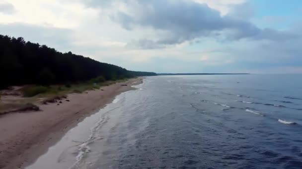 Opuštěné Pobřeží Modrou Vodou Teplým Žlutým Pískem Baltské Moře — Stock video