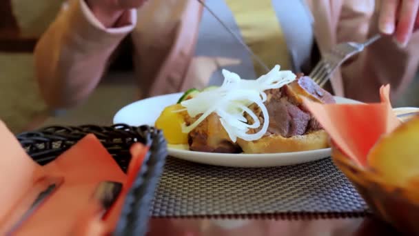 Egy Bárányt Eszik Egy Étteremben Húst Eszik Salátával Vacsora Étteremben — Stock videók