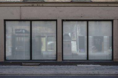 Geniş pencereli ve isim için bir yeri olan bir butik dükkanının cephesi. Kapalı dükkan.