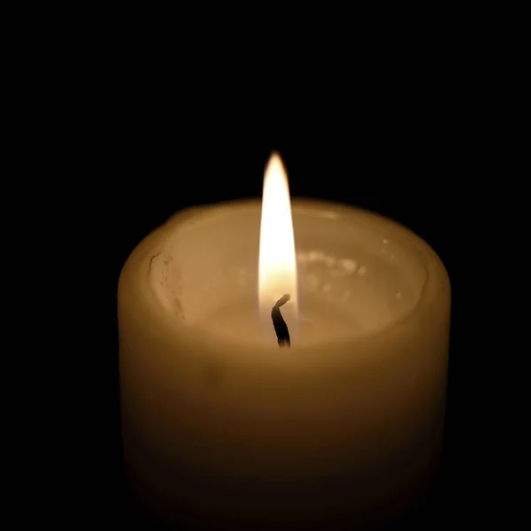 Kynttiläkoostumus Erilaisia Rituaaleja Lähikuva Valo Yhden Kynttilän Liekki Mustalla Taustalla — kuvapankkivalokuva