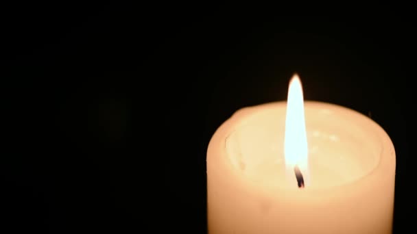 Пламя Свечи Крупным Планом Черном Фоне Воск Свечи Темноте — стоковое видео
