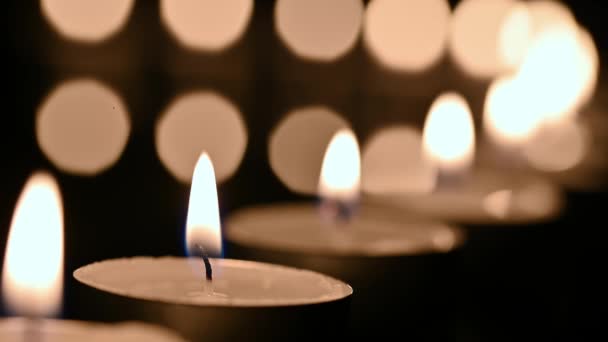 Reihe Brennender Kerzen Auf Einer Dunklen Fläche Gedenktag — Stockvideo