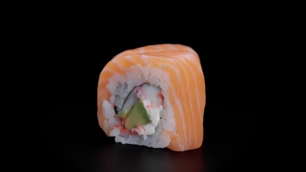 Traditionelles Japanisches Sushi Mit Garnelen Lachs Weichkäse Gurken Und Rotem — Stockvideo