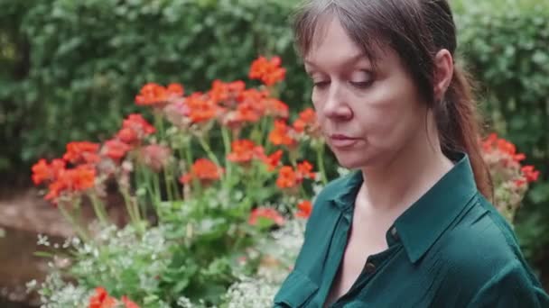 Kadın Hapşırıyor Çiçek Açarken Mendil Kullanıyor Alerji Çiçek Polen Bahar — Stok video