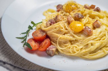 spagetti carbonara, lezzetli batı yemekleri, etli spagetti ve keklik yumurtası..