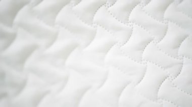 Yüzey yumuşak örtülü beyaz battaniye arka plan olarak, üst görünüm