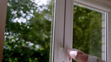 İyi havalarda havalandırma için beyaz pvc plastik pencereyi elle aç.