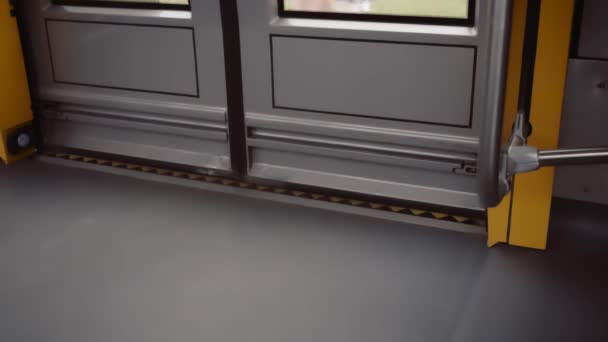 Tramvay Durağında Otomatik Tramvay Kapıları Açık Şehir Toplu Taşımacılığı — Stok video