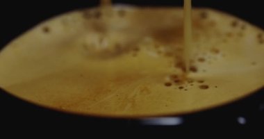 Kahve makinesi bir fincana kahve dolduruyor. Espresso köpüğünü kapat.