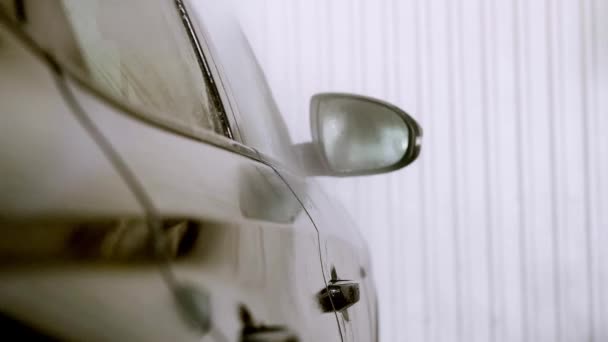 洗车的概念 一辆被水滴和珠子覆盖在门上的黑色轿车的侧视图 — 图库视频影像