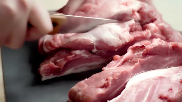 Женщина Режет Свежую Свинину Кухне Резка Мяса Приготовления Пищи — стоковое видео