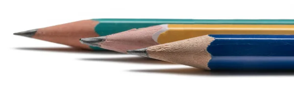 Kalemlerin panoramik arka planı. Beyaz arkaplanda renkli kalemler.