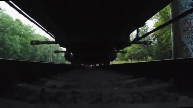 Trenin altında raylar var. Yük treni, demiryolu hattı. Taşıma sistemi