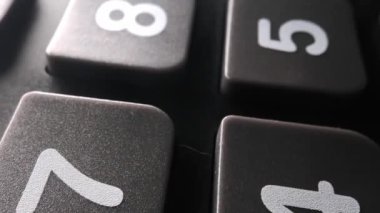 Hesap makinesinin sayısal tuş takımına yakın çekim. Bilimsel hesap makinesi düğmeleri.