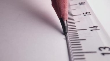 Beyaz çizim kağıdına kurşun kalem ve cetvelle çizmek. Ofisteki masaüstü.