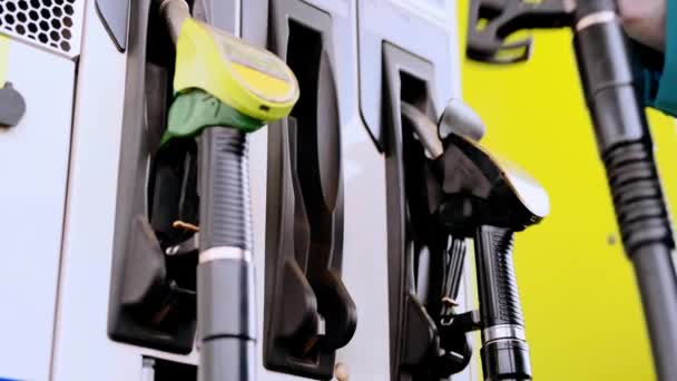 Repostaje Manual Coche Con Combustible Una Gasolinera Dispensador Gasolina — Vídeos de Stock