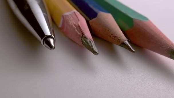 Schieferstifte Und Ein Stift Auf Einem Weißen Tisch Schreibtisch Büro — Stockvideo