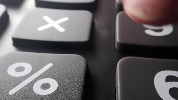 Человек Нажимает Пальцем Кнопки Калькулятора Закрыть — стоковое видео