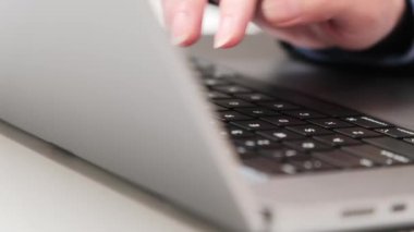 Evde dizüstü bilgisayarla çalışıyorum, blog yazıyorum. Klavyede kadın elleri